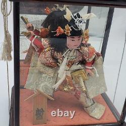 Vieille Poupée Japonaise Jeune Porcelaine De Samurai/figure Dans Boîtier En Verre