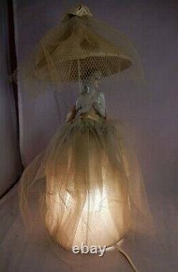 Vieilles Années 1930 Porcelaine Demi-poupée Boudoir Lampe Avec Parapluie Robe Originale Fonctionne
