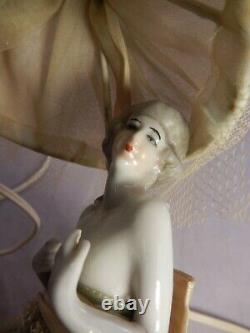 Vieilles Années 1930 Porcelaine Demi-poupée Boudoir Lampe Avec Parapluie Robe Originale Fonctionne