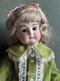Vintage 15 Reproduction of Antique German Kestner XI Pouty Doll translated in French is: 'Réplique vintage de la poupée allemande Kestner XI boudeuse datant de 15 ans'
