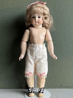 Vintage 15 Reproduction of Antique German Kestner XI Pouty Doll translated in French is: 'Réplique vintage de la poupée allemande Kestner XI boudeuse datant de 15 ans'