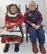 Vintage 1989 William Wallace Poupées En Porcelaine De Grand-mère Et Grand-père Avec Des Chaises Berçantes