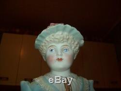 Vintage Blonde Haired Bonnet Parian Tête En Porcelaine Poupée Bleuet Bleu Avec Des Puces