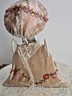 Vintage Flower Chamarré Silk Bed Lampe Porcelaine Allemande Half Doll & Marquises