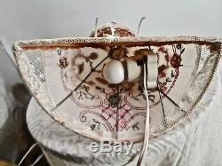 Vintage Flower Chamarré Silk Bed Lampe Porcelaine Allemande Half Doll & Marquises