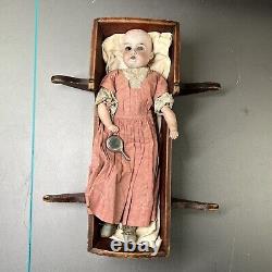Vintage Porcelaine Bisque Baby Doll W Berceau En Bois Et Miroir