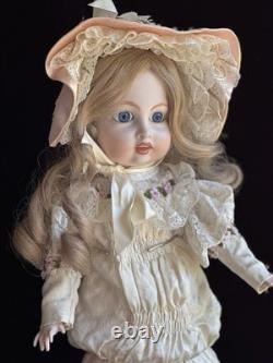 Vintage toute en porcelaine, reproduction n°19 d’une poupée française ancienne Bru à cercle pointillé