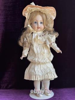 Vintage toute en porcelaine, reproduction n°19 d’une poupée française ancienne Bru à cercle pointillé