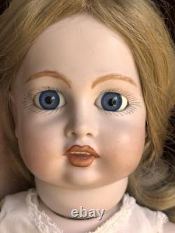 Vintage toute en porcelaine, reproduction n°19 d’une poupée française ancienne Bru à cercle pointillé