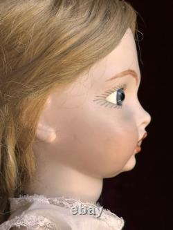 Vintage toute en porcelaine, reproduction n°19 d’une poupée française ancienne Bru à cercle pointillé