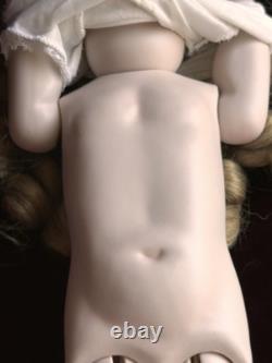Vintage toute en porcelaine, reproduction n°19 d’une poupée française ancienne Bru à cercle pointillé