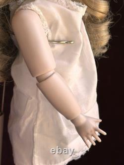 Vintage toute en porcelaine, reproduction n°19 d’une poupée française ancienne Bru à cercle pointillé