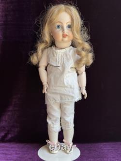 Vintage toute en porcelaine, reproduction n°19 d’une poupée française ancienne Bru à cercle pointillé