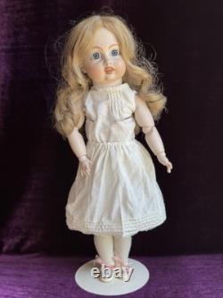 Vintage toute en porcelaine, reproduction n°19 d’une poupée française ancienne Bru à cercle pointillé