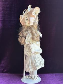 Vintage toute en porcelaine, reproduction n°19 d’une poupée française ancienne Bru à cercle pointillé