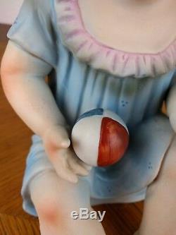 Vtg Peint À La Main Au Piano Bébé Figure Garçon Bisque Porcelaine Chapeau Poupée Ball Baby Blue
