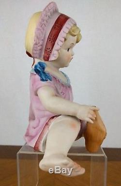 Vtg Peint À La Main Piano Bébé Figure Fille Bisque Porcelaine Chapeau Chaussette Poupon Bébé Rose