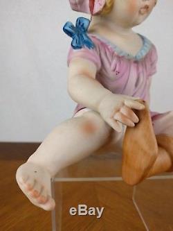 Vtg Peint À La Main Piano Bébé Figure Fille Bisque Porcelaine Chapeau Chaussette Poupon Bébé Rose
