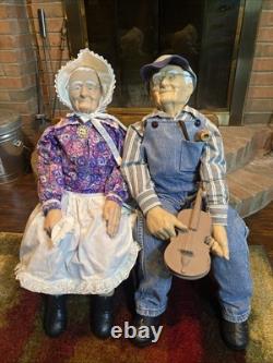William Wallace Jr. Grand-mère et Grand-père 34 poupées en porcelaine avec banc en bois