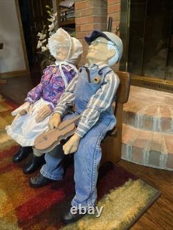 William Wallace Jr. Grand-mère et Grand-père 34 poupées en porcelaine avec banc en bois