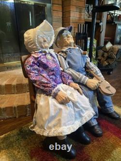 William Wallace Jr. Grand-mère et Grand-père 34 poupées en porcelaine avec banc en bois