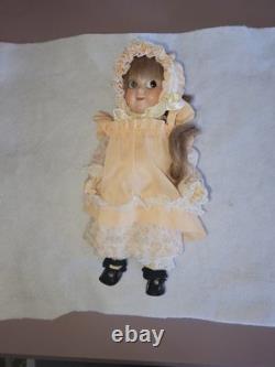 Yeux globuleux, poupée de reproduction en porcelaine vintage de 16 pouces. La tête a été remodelée.