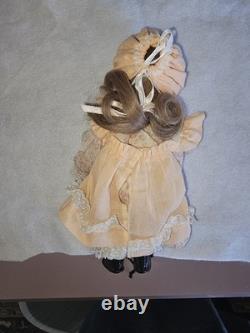 Yeux globuleux, poupée de reproduction en porcelaine vintage de 16 pouces. La tête a été remodelée.