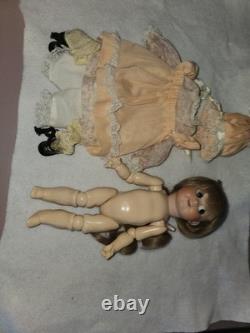 Yeux globuleux, poupée de reproduction en porcelaine vintage de 16 pouces. La tête a été remodelée.