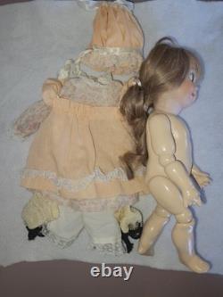 Yeux globuleux, poupée de reproduction en porcelaine vintage de 16 pouces. La tête a été remodelée.