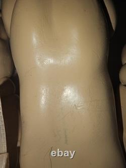 Yeux globuleux, poupée de reproduction en porcelaine vintage de 16 pouces. La tête a été remodelée.